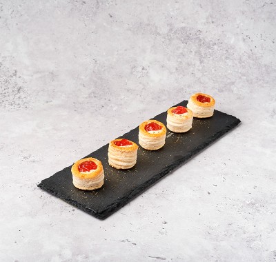 Volován de camembert con mermelada de tomate