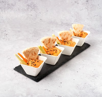 Hummus de pimiento con crudités y pan de pita