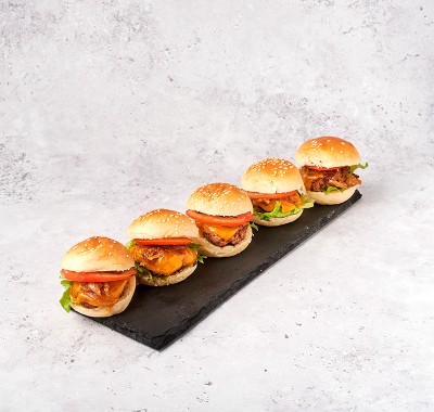 Mini burguer con queso chédar, rúcula y tomate